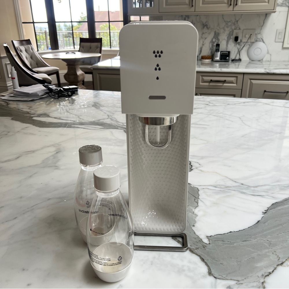 SODASTREAM White Soda Maker with Bottles